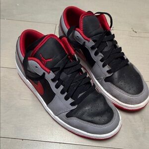 Nike Low-Top Sneakers in Black, Grey & Red